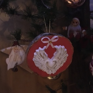 Χριστουγεννιάτικο στολίδι σε ξύλινο κορμό - ξύλο, πηλός, χριστουγεννιάτικα δώρα, στολίδια - 2