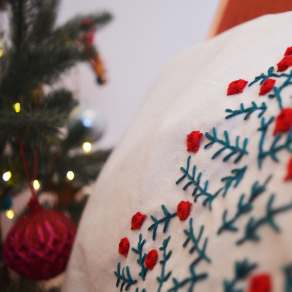 Χειροποίητη Χριστουγεννιάτικη μαξιλαροθήκη με κέντημα REDROSE - χριστουγεννιάτικο δέντρο, χριστουγεννιάτικα δώρα - 2