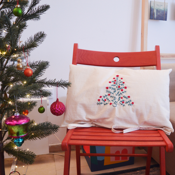 Χειροποίητη Χριστουγεννιάτικη μαξιλαροθήκη με κέντημα REDROSE - χριστουγεννιάτικο δέντρο, χριστουγεννιάτικα δώρα - 3