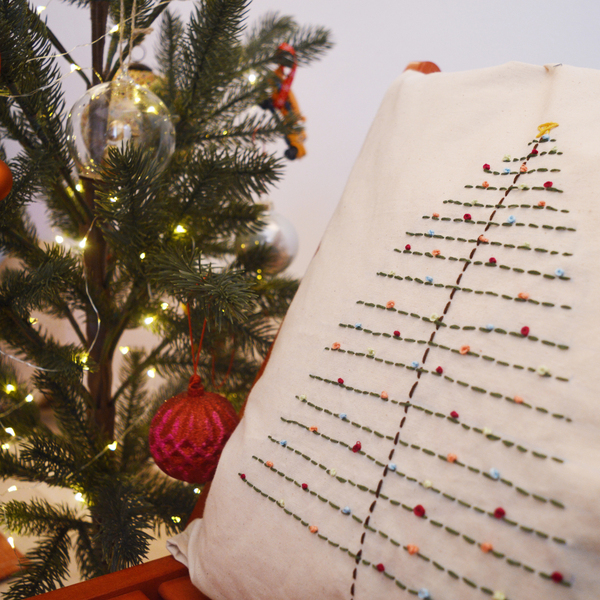 Χειροποίητη Χριστουγεννιάτικη μαξιλαροθήκη με κέντημα CANDY TREE - χριστουγεννιάτικο δέντρο, χριστουγεννιάτικα δώρα, μαξιλάρια - 2