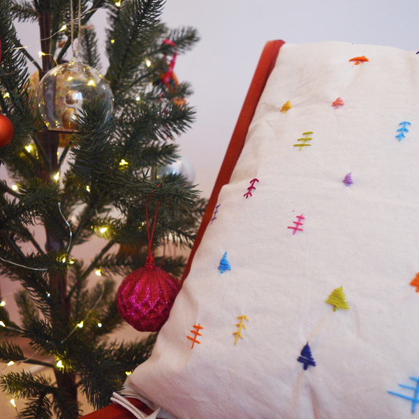 Χειροποίητη Χριστουγεννιάτικη μαξιλαροθήκη με κέντημα PETITS SAPINS - χριστουγεννιάτικο δέντρο, χριστουγεννιάτικα δώρα - 3