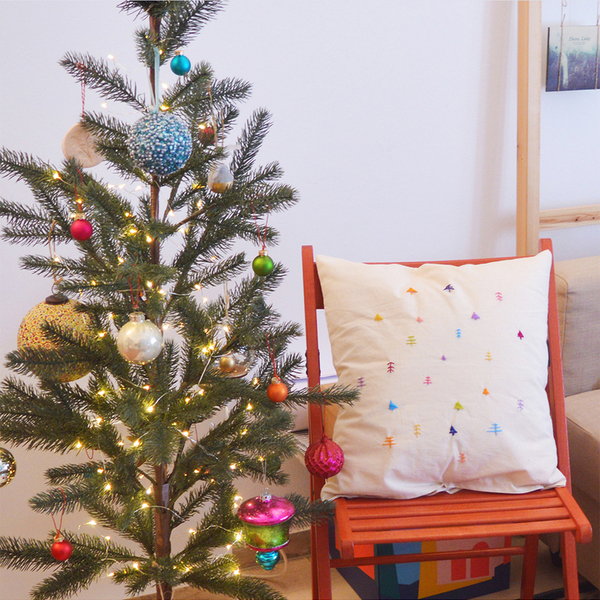 Χειροποίητη Χριστουγεννιάτικη μαξιλαροθήκη με κέντημα PETITS SAPINS - χριστουγεννιάτικο δέντρο, χριστουγεννιάτικα δώρα - 2