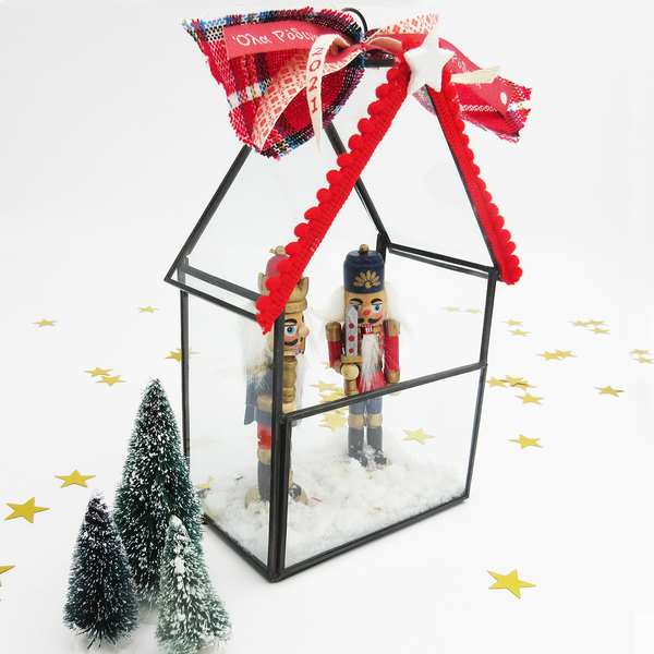 Χριστουγεννιάτικη διακοσμητική σύνθεση "Γυάλινο Σπιτάκι με χρωματιστούς Καρυοθραύστες"|Γούρι 2022 - γυαλί, σπίτι, διακοσμητικά - 3