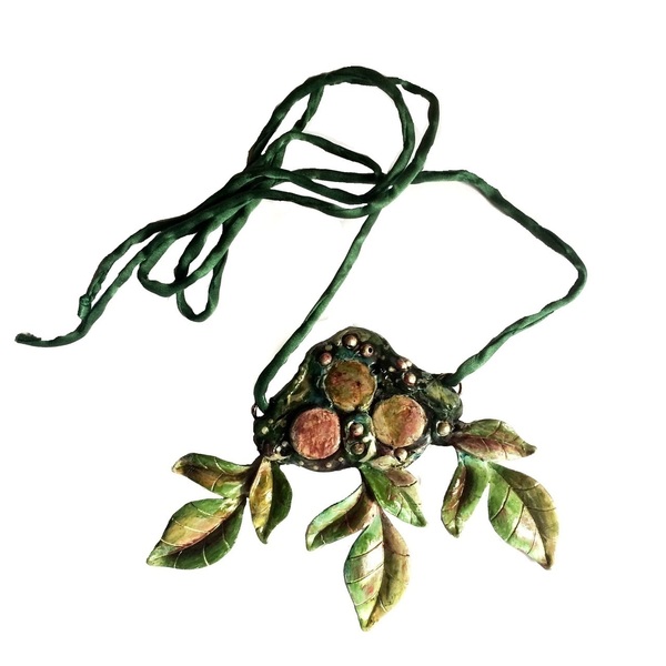 Περιδέραιο με σύνθεση από μεταλλικά φύλλα και χάντρες - ζωγραφισμένα στο χέρι, ορείχαλκος, φύλλο, κοντά