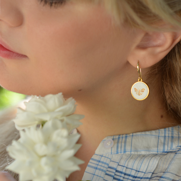 Lucky Bee Earrings | Χειροποίητα επίχρυσα σκουλαρίκια με μέλισσα (4εκ., επιχρυσωμένος ορείχαλκος, πηλός) - επιχρυσωμένα, ορείχαλκος, πηλός, κρεμαστά, γούρια - 3