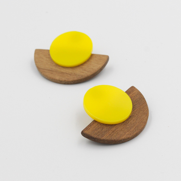Ξύλινα σκουλαρίκια με κίτρινο plexiglass - ξύλο, γεωμετρικά σχέδια, καρφωτά, μικρά, plexi glass