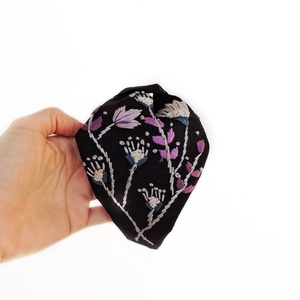 Χειροποίτη φλοράλ στέκα με κέντημα σε μαύρο λινό ύφασμα / Handmade floral embroidery headband in red linen cloth . - στέκες - 2