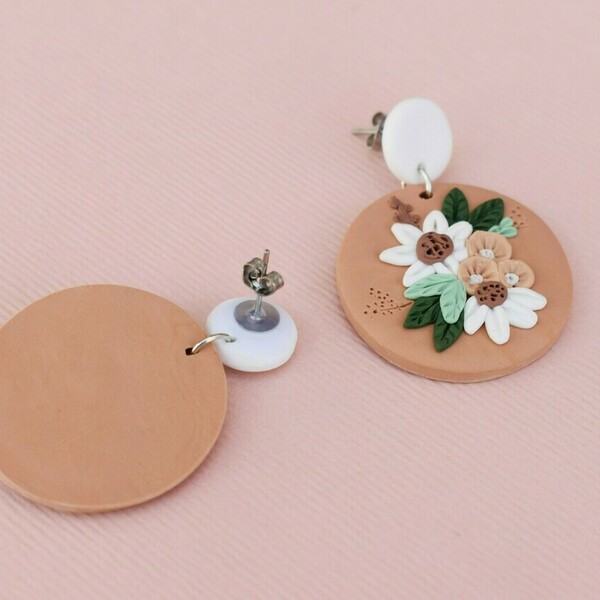"Minted blush florals"- Χειροποίητα καρφωτά στρογγυλά σκουλαρίκια με λουλούδια, μήκος 4εκ. (ατσάλι, πηλός)