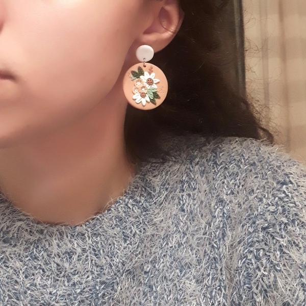 "Minted blush florals"- Χειροποίητα καρφωτά στρογγυλά σκουλαρίκια με λουλούδια, μήκος 4εκ. (ατσάλι, πηλός)