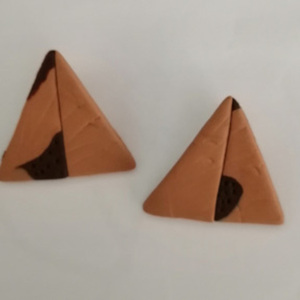 Brown triangles - πηλός, καρφωτά, μεγάλα