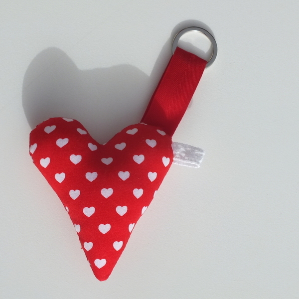 Μπρελόκ υφασμάτινη καρδιά - κόκκινη με καρδούλες - καρδιά, μπρελόκ, χειροποίητα, romantic, αγ. βαλεντίνου, δώρα για γυναίκες - 2