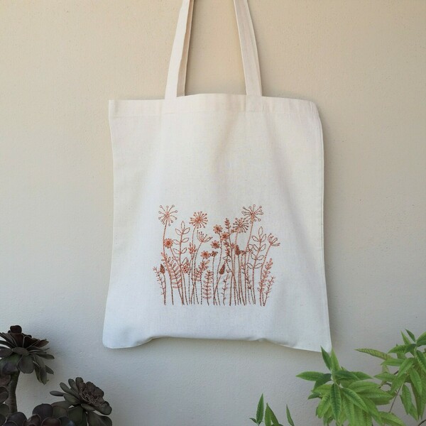 Τσάντα πάνινη tote bag από 100% βαμβακερό ύφασμα κεντημένη στο χέρι, σχέδιο "Bronze flowers" - ύφασμα, ώμου, tote, πάνινες τσάντες - 2