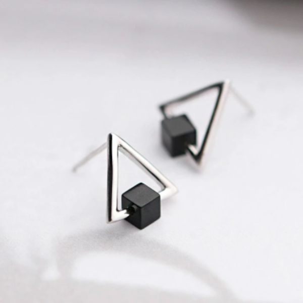 Σκουλαρίκια τρίγωνα με μαύρη πέτρα - ασήμι, καρφωτά, μικρά
