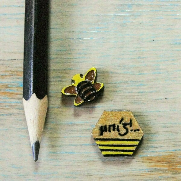 "Μέλισσα και Κηρήθρα!" - Καρφωτά σκουλαρίκια από ξύλο κίτρινο μαύρο καφέ 1,3 εκ. ζωγραφισμένα στο χέρι, βάση ατσάλι - πρωτότυπο, καρφωτά, μικρά - 2