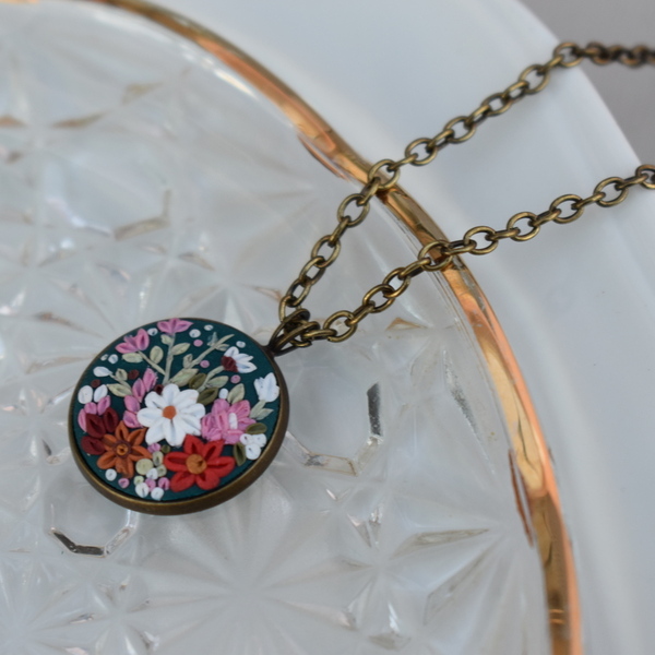 "Floral pendant"- Χειροποίητο μεταγιόν με λουλούδια (πηλός, μπρούτζος) (αλυσίδα 60εκ.) - charms, πηλός, κοντά, λουλούδι, μπρούντζος - 2