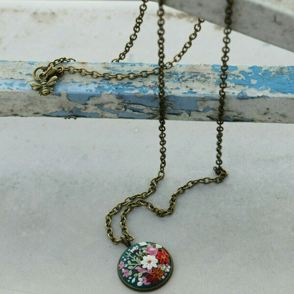 "Floral pendant"- Χειροποίητο μεταγιόν με λουλούδια (πηλός, μπρούτζος) (αλυσίδα 60εκ.) - charms, πηλός, κοντά, λουλούδι, μπρούντζος - 5