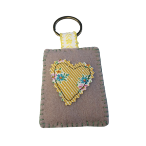 Μπρελόκ κλειδιών, από τσόχα και υφασμάτινη καρδιά απλικέ, σε χρώμα φυσικό με καρδιά απλικέ σε φλοράλ κίτρινο - μπρελόκ