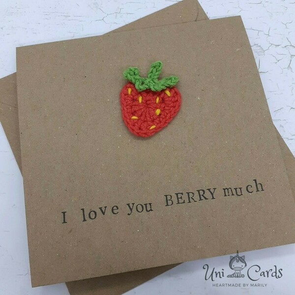 Κάρτα με πλεκτή φραουλίτσα - Love you berry much - γενέθλια, δώρα επετείου, αγ. βαλεντίνου, ευχετήριες κάρτες - 2