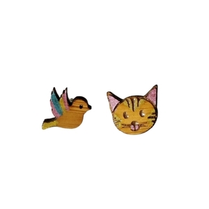 "Γάτα και πουλάκι!" - Καρφωτα σκουλαρίκια από ξύλο 1,3 εκ. ζωγραφισμένα στο χέρι, βάση ατσάλι - κορίτσι, δώρο, καθημερινό, καρφωτά, ξύλινα κοσμήματα