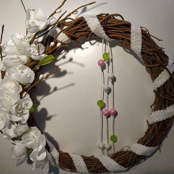 Στεφάνι λυγαριάς Χειροποίητο με υφασμάτινα άνθη λευκής αμυγδαλιάς 22εκ. - στεφάνια - 2