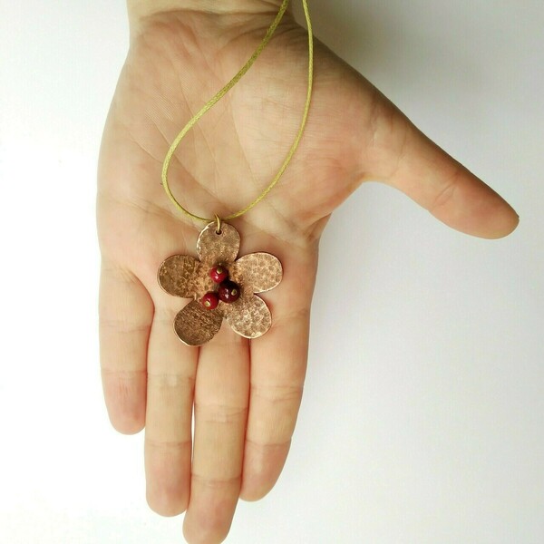Μενταγιόν - λουλουδάκι από χαλκό, με μπορντώ λεπτομέρειες, εξ ολοκλήρου χειροποίητο - ημιπολύτιμες πέτρες, χαλκός, χειροποίητα, λουλούδι, πρωτότυπα δώρα, μενταγιόν - 2