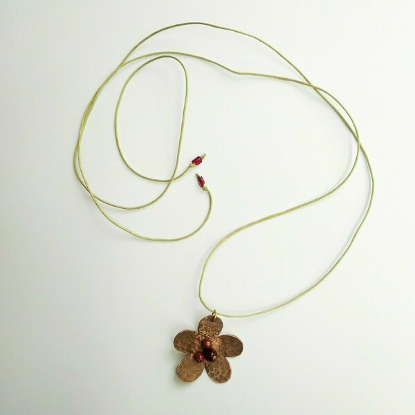 Μενταγιόν - λουλουδάκι από χαλκό, με μπορντώ λεπτομέρειες, εξ ολοκλήρου χειροποίητο - ημιπολύτιμες πέτρες, χαλκός, χειροποίητα, λουλούδι, πρωτότυπα δώρα, μενταγιόν - 3