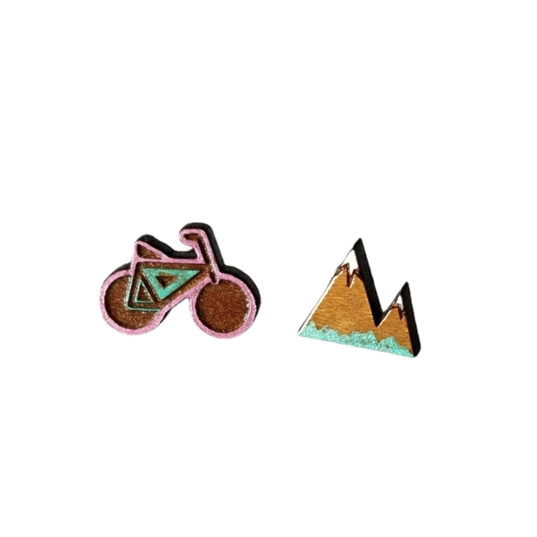 "Βόλτα στο Βουνό!" - Καρφωτά σκουλαρίκια ποδήλατο και βουνό από ξύλο 1,3 εκ. ζωγραφισμένα στο χέρι, βάση ατσάλι - πρωτότυπο, καθημερινό, καρφωτά, μικρά