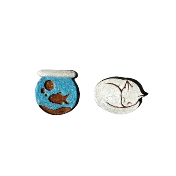 "Γάτα και γυάλα!" - Καρφωτά σκουλαρίκια από ξύλο 1,3 εκ. ζωγραφισμένα στο χέρι, βάση ατσάλι - δώρο, γάτα, καθημερινό, καρφωτά, μικρά