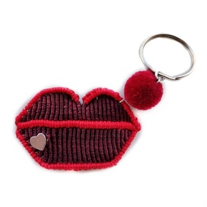 Μακραμέ μπρελόκ για τα κλειδιά κόκκινα χείλη, με πομ πομ και μεταλλική καρδούλα - πλεκτά, αγ. βαλεντίνου, δώρο, καρδιά