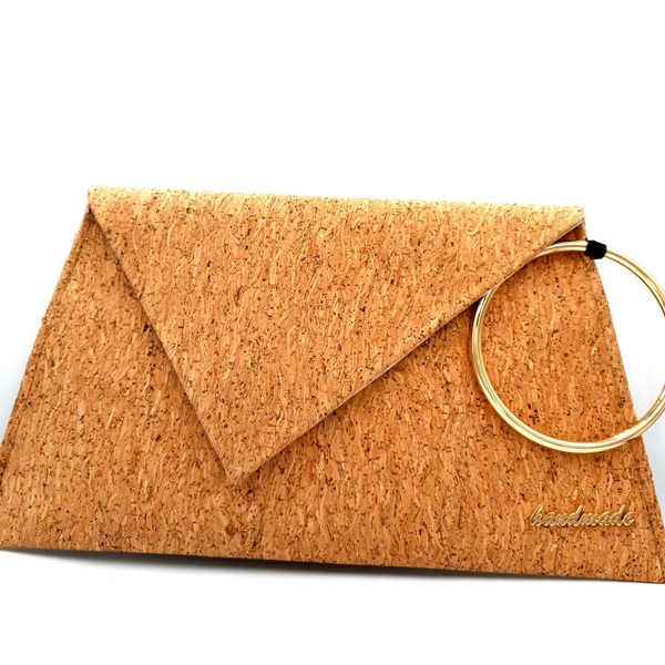Χειροποίητη τσάντα φάκελος ασύμμετρη από φελλό, χρωμα φυσικού φελλού με χρυσόσκονη, διαστάσεις 34× 18 - φάκελοι, all day, φελλός, χειρός, βραδινές - 2