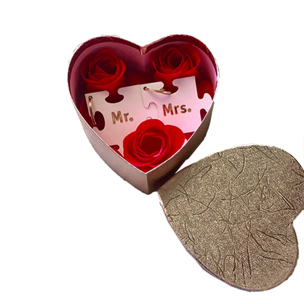 Μπρελόκ plexiglass λευκό παζλ MR & Mrs με χρυσά γράμματα σε κουτί καρδία με αρωματικά ψεύτικα τριαντάφυλλα - καρδιά, τριαντάφυλλο, μπρελόκ, mr & mrs