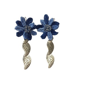 Μακριά σκουλαρίκια "Knit-Metal" με μπλε μαργαρίτες - αλπακάς, μακριά, λουλούδι, κρεμαστά, πλεκτά