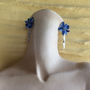 Μακριά σκουλαρίκια "Knit-Metal" με μπλε μαργαρίτες - αλπακάς, μακριά, λουλούδι, κρεμαστά, πλεκτά - 2