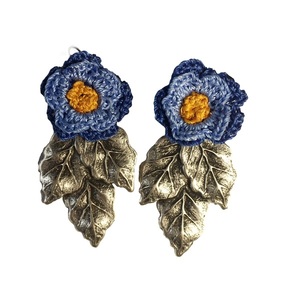 Μεγάλα σκουλαρίκια "Knit-Metal"φύλλα με μπλε λουλούδι - αλπακάς, λουλούδι, κρεμαστά, μεγάλα, πλεκτά