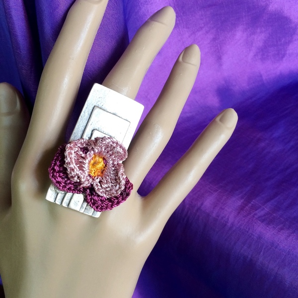 Ορθογώνιο δαχτυλίδι με πλεκτό λουλούδι διάφ. χρώματα - αλπακάς, βελονάκι, λουλούδι, boho, μεγάλα, αυξομειούμενα, φθηνά - 4