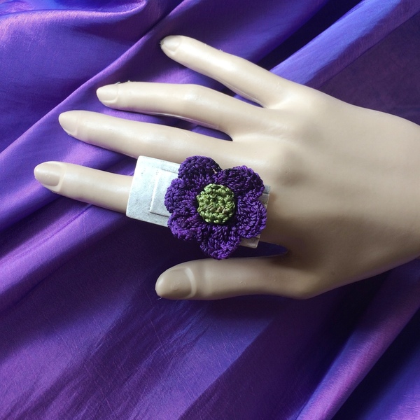 Ορθογώνιο δαχτυλίδι με πλεκτό λουλούδι διάφ. χρώματα - αλπακάς, βελονάκι, λουλούδι, boho, μεγάλα, αυξομειούμενα, φθηνά - 2