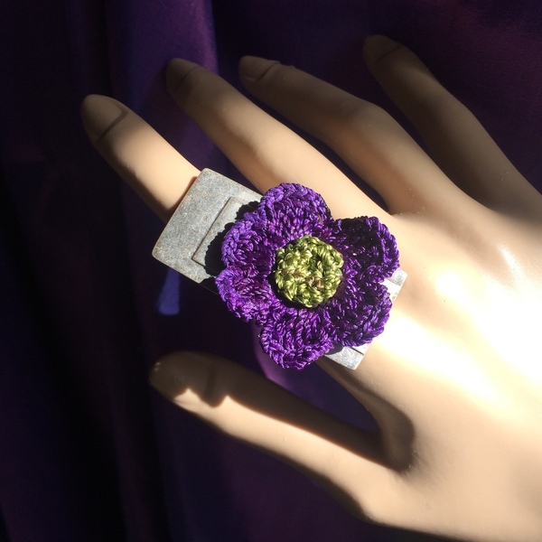 Ορθογώνιο δαχτυλίδι με πλεκτό λουλούδι διάφ. χρώματα - αλπακάς, βελονάκι, λουλούδι, boho, μεγάλα, αυξομειούμενα, φθηνά - 3
