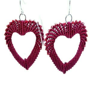 Μακραμέ σκουλαρίκια σε σχήμα καρδιάς πλαισιωμένα από μικρά μπορντό κρυσταλλάκια - καρδιά, ατσάλι, κρεμαστά, μεγάλα, δώρα αγίου βαλεντίνου