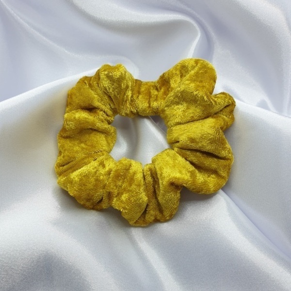 Υφασμάtινο λαστιχάκι scrunchie yellow velvet - ύφασμα, βελούδο, για τα μαλλιά, λαστιχάκια μαλλιών