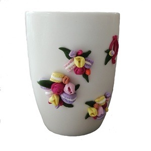 Τρισδιάστατη Χειροποίητη κούπα με πολυμερικό πηλό σχεδιο: Mακαρόν με μπουκέτα λουλουδιών - δώρο, πηλός, πορσελάνη, κούπες & φλυτζάνια