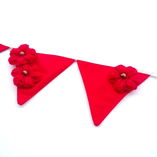 Κόκκινα Υφασμάτινα Σημαιάκια με πλεκτά Λουλούδια - κορίτσι, γιρλάντες, πλεκτή