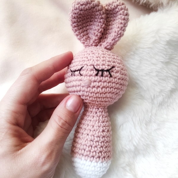 Κουδουνίστρα amigurumi λαγουδάκι πλεκτή με λαβή - λούτρινα, amigurumi, λαγουδάκι, κορίτσι - 3