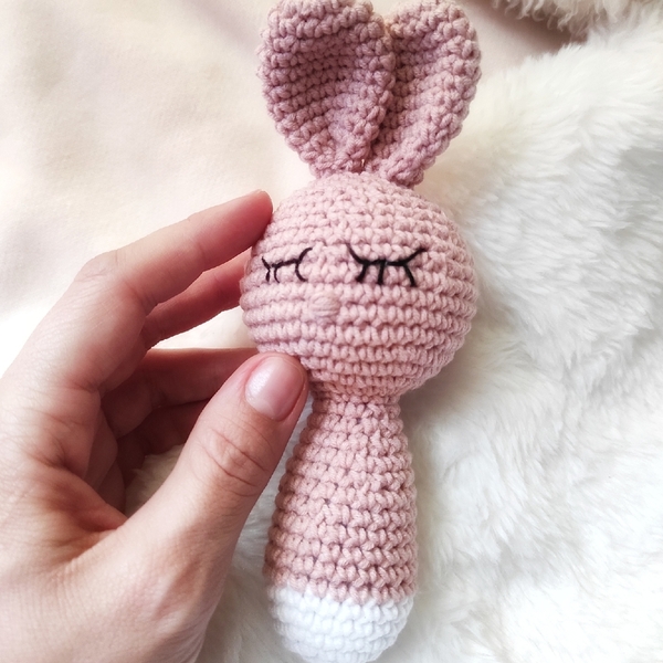 Κουδουνίστρα amigurumi λαγουδάκι πλεκτή με λαβή 16 εκ. - κορίτσι, λούτρινα, λαγουδάκι, amigurumi, κουδουνίστρα - 3