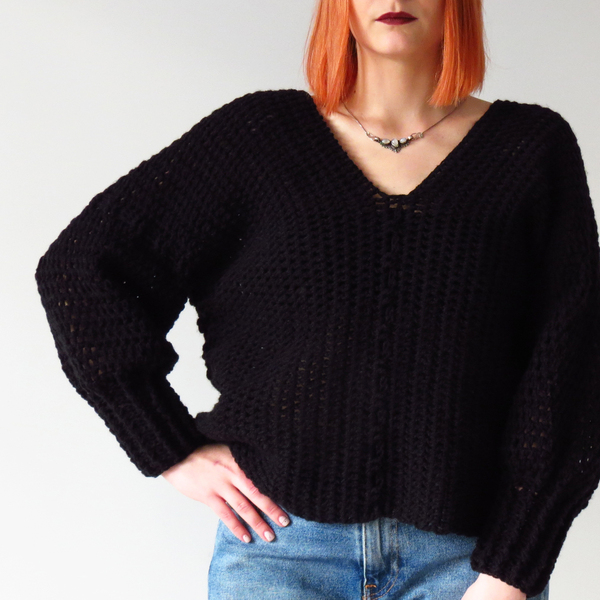 Πλεχτό μαύρο πουλόβερ με v λαιμό - crop top, μακρυμάνικες - 2
