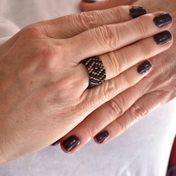 Μαύρο κομψό δαχτυλίδι με μπρονζέ γεωμετρικό σχέδιο , με χάντρες Miyuki delica - χάντρες, miyuki delica, σταθερά, μεγάλα, δώρα για γυναίκες - 2