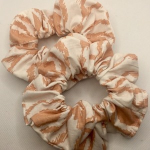 Υφασμάτινο λαστιχάκι scrunchie beige - ύφασμα, δώρο, μαλλιά, δώρα για γυναίκες, λαστιχάκια μαλλιών - 2