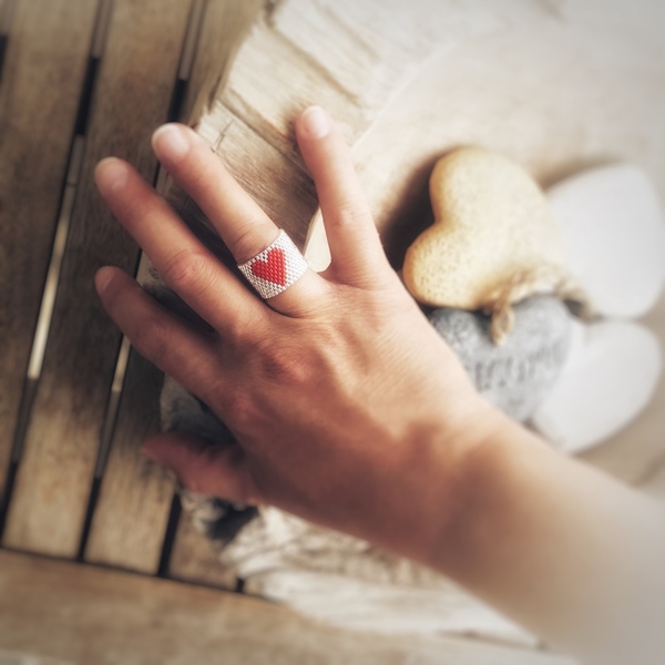 Love me φαρδύ δαχτυλίδι με σχέδιο κόκκινη καρδιά, κεντημένο με γνήσιες χάντρες Miyuki Delica - καρδιά, χάντρες, σταθερά, μεγάλα - 2