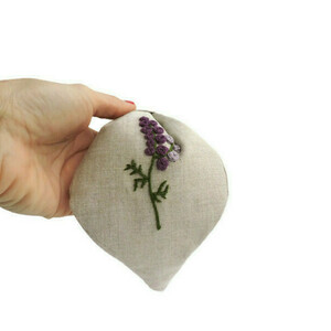 Χειροποίτη φλοράλ στέκα με κέντημα στο χέρι σε μπεζ λινό ύφασμα με μωβ λουλούδι / Handmade floral embroidery headband in beige linen cloth with purple flower. - στέκες - 2