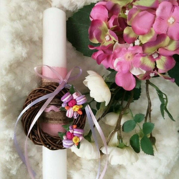 Πασχαλινό Λαμπαδάκι αρωματικό 22εκ με διακοσμητικό στεφανάκι από μπαμπού σε μπεζ ή λευκό χρωμα και χειροποίητα λουλούδια και μακαρόν από πολυμερικό πηλο - λαμπάδες, για παιδιά, για ενήλικες, για εφήβους, πολυμερικό πηλό - 2