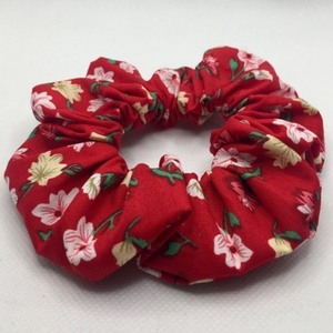 Υφασμάτινο λαστιχάκι scrunchie floral red - ύφασμα, φλοράλ, για τα μαλλιά, δώρα για γυναίκες, λαστιχάκια μαλλιών - 3